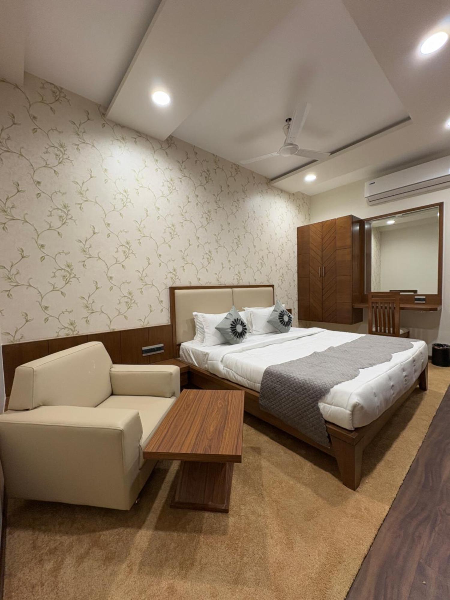 Pam Premium Hotel Vadodara Buitenkant foto
