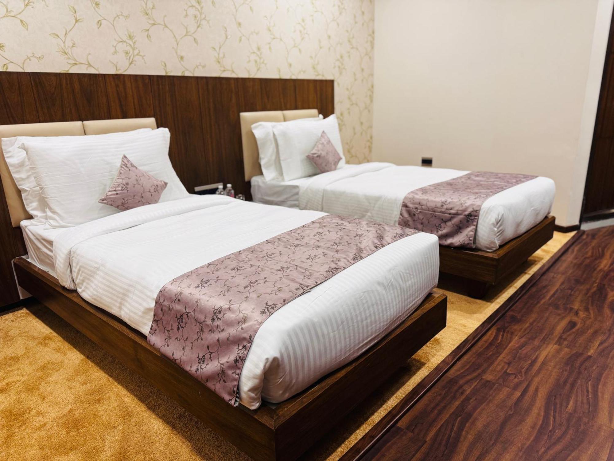 Pam Premium Hotel Vadodara Buitenkant foto