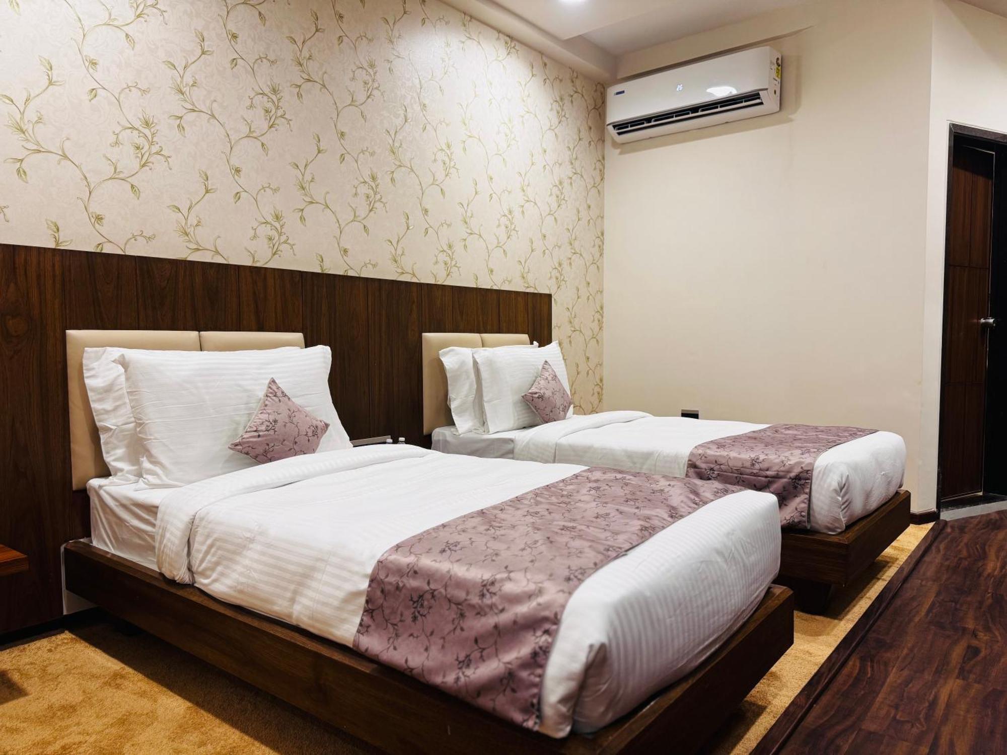 Pam Premium Hotel Vadodara Buitenkant foto