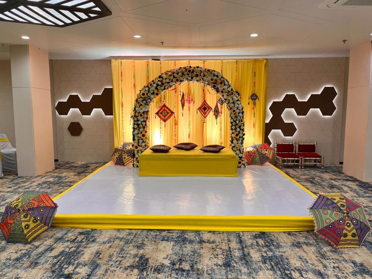Pam Premium Hotel Vadodara Buitenkant foto