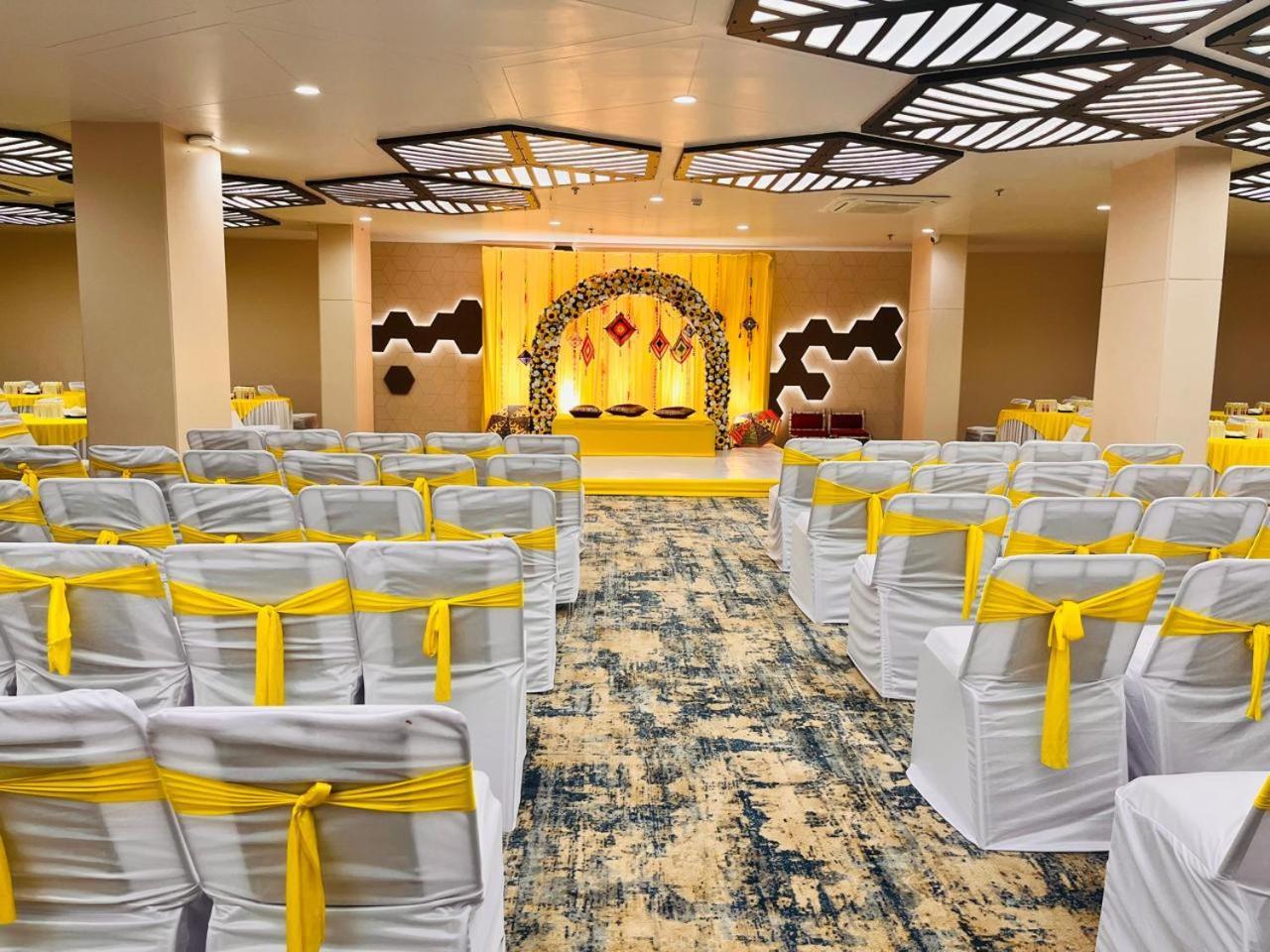 Pam Premium Hotel Vadodara Buitenkant foto
