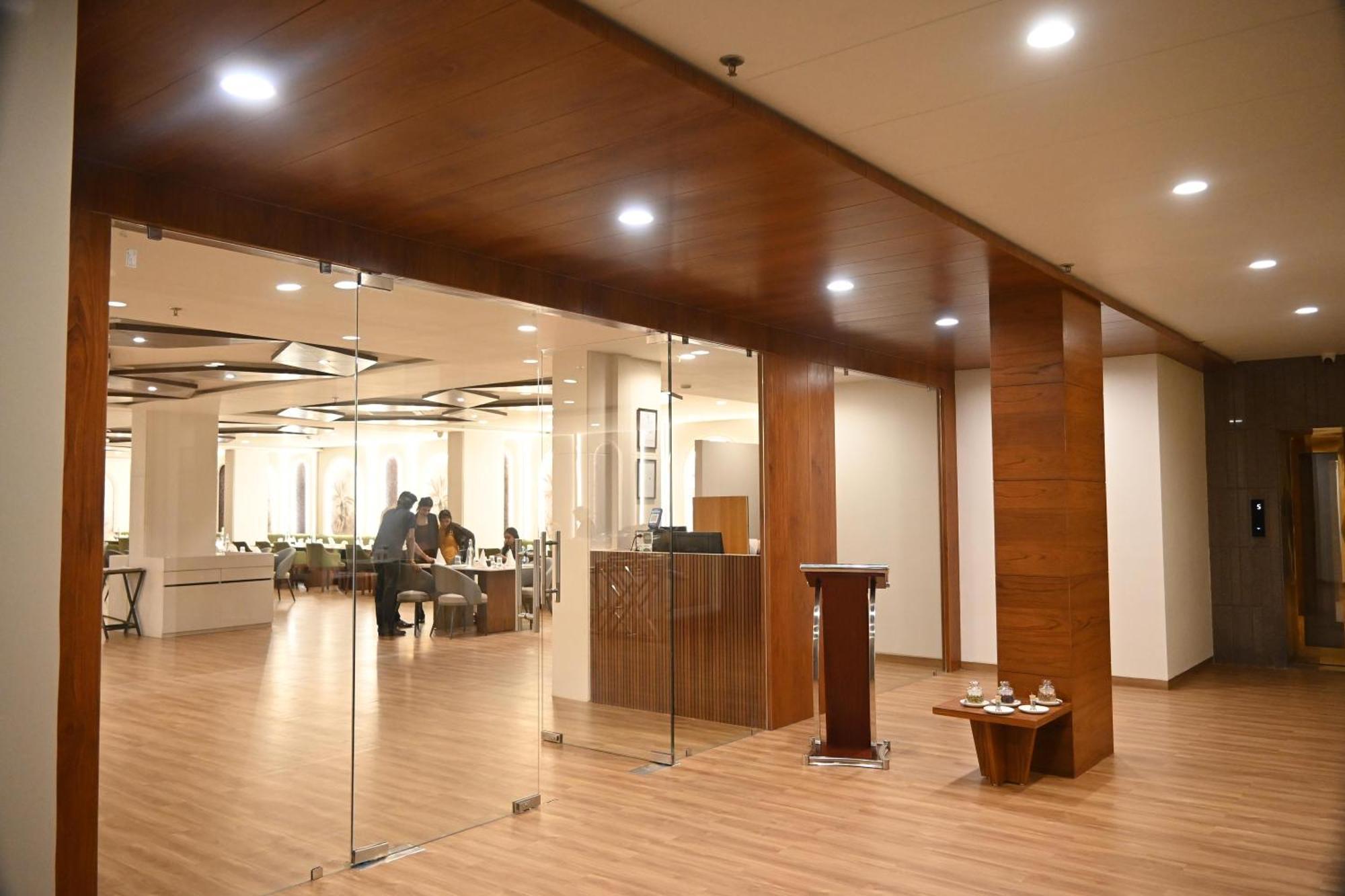 Pam Premium Hotel Vadodara Buitenkant foto