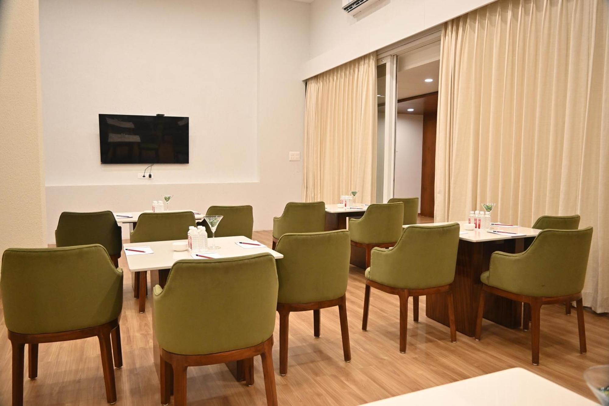 Pam Premium Hotel Vadodara Buitenkant foto